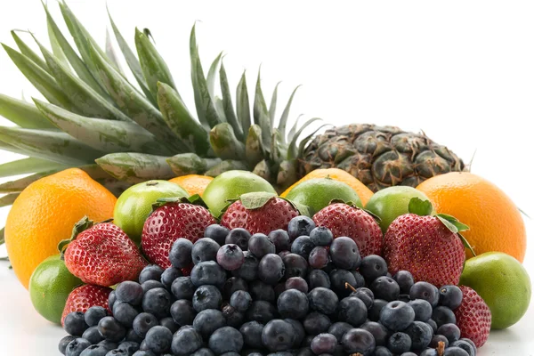 Mezclar frutas sobre fondo blanco — Foto de Stock