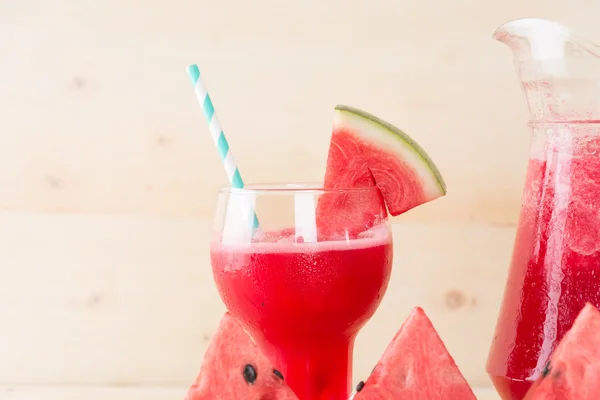 Watermeloen smoothie op hout achtergrond — Stockfoto