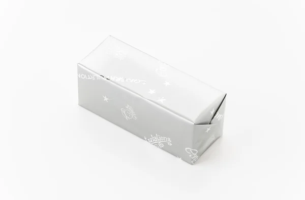 Boîte cadeau sur fond blanc — Photo