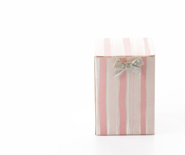 Beyaz arkaplanda hediye kutusu