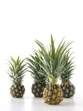 Beyaz arkaplanda taze ananas