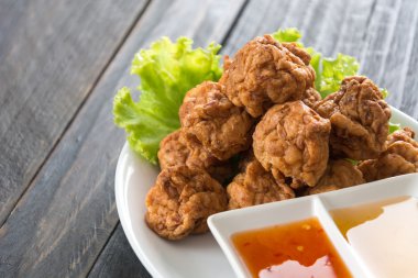 Ahşap zemin üzerinde karides topu