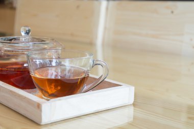 Tahta masada sıcak çay.