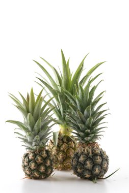 Beyaz arkaplanda taze ananas