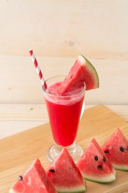 Ahşap arka planda karpuz smoothie