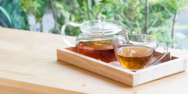 Tahta masada sıcak çay.