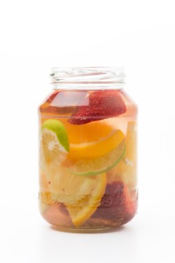 Beyaz arkaplanda aşılanmış su