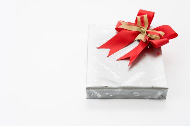 Beyaz arkaplanda hediye kutusu