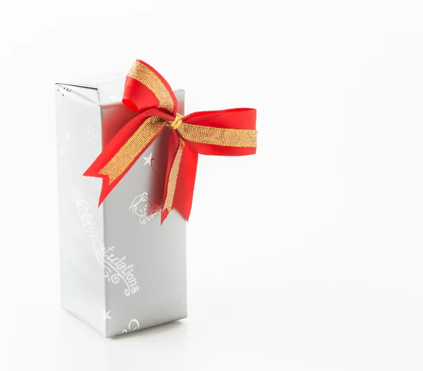 Scatola regalo su sfondo bianco — Foto Stock