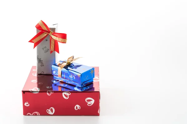 Caja de regalo sobre fondo blanco — Foto de Stock