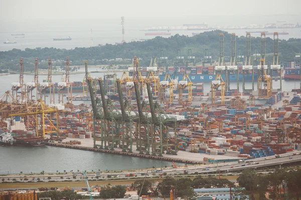 Paisagem da vista das aves dos navios de carga que entram em um dos arbustos — Fotografia de Stock