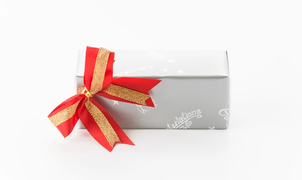 Κουτί δώρου σε λευκό φόντο — Φωτογραφία Αρχείου