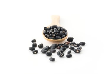 Beyaz arkaplanda siyah fasulye