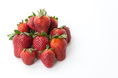 Beyaz arka planda taze çilekler
