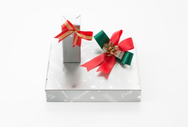 Beyaz arkaplanda hediye kutusu