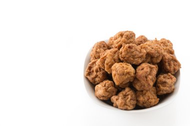 Beyaz arkaplanda karides topu