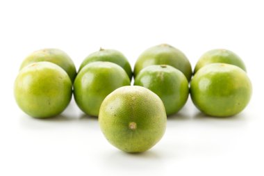 Beyaz arkaplanda yeşil limon