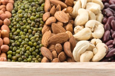 Tahta blokta fasulye karıştır