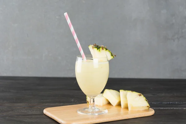 Smoothie à l'ananas sur fond bois — Photo