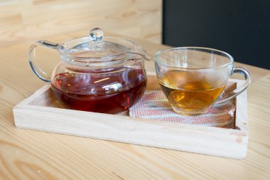 Tahta masada sıcak çay.