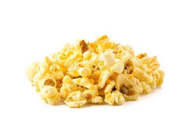 Beyaz arkaplanda karamel patlamış mısır