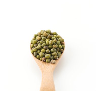 beyaz arkaplanda fasulye gramı