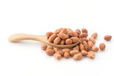 Beyaz arkaplanda badem