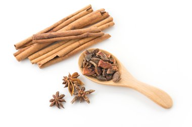 Beyaz arkaplanda beş baharatlı malzeme