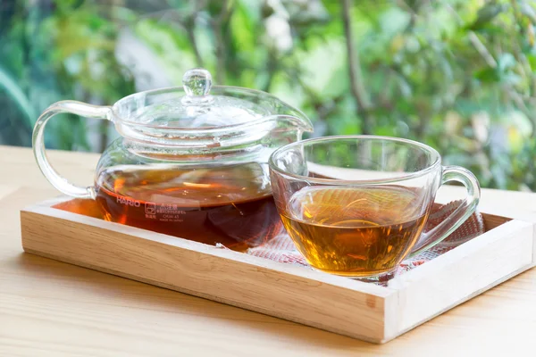 Varmt te på träbord — Stockfoto