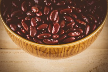 Ahşap arka plan üzerinde kırmızı fasulye 