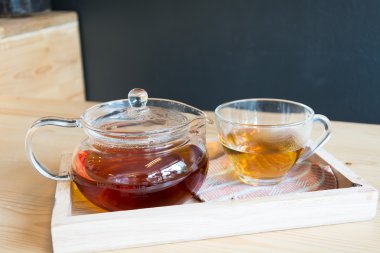 Tahta masada sıcak çay.