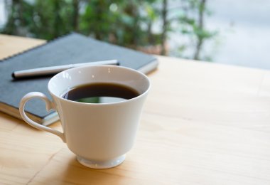 Kahve fincanı ahşap masada