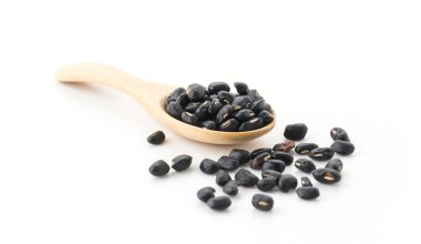 Beyaz arkaplanda siyah fasulye