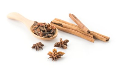 Beyaz arkaplanda beş baharatlı malzeme