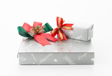 Beyaz arkaplanda hediye kutusu