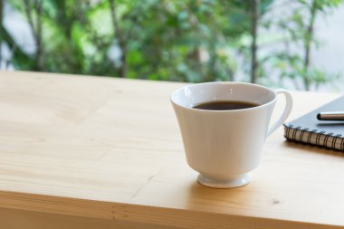 Kahve fincanı ahşap masada