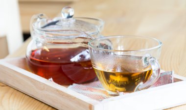 Tahta masada sıcak çay.