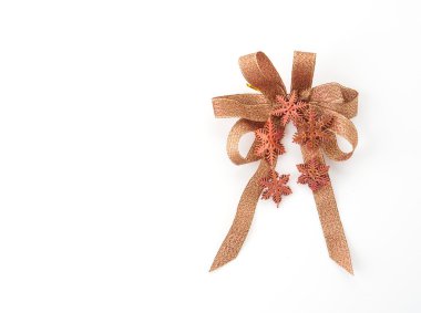 Beyaz arka planda noel yayları