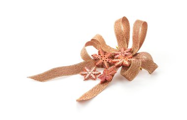 Beyaz arka planda noel yayları