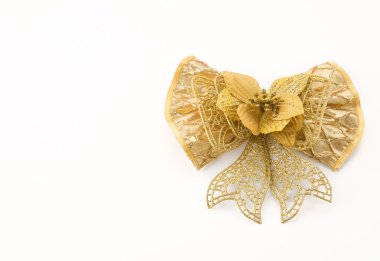 Beyaz arka planda noel yayları