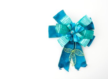 Beyaz arka planda noel yayları