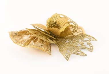 Beyaz arka planda noel yayları