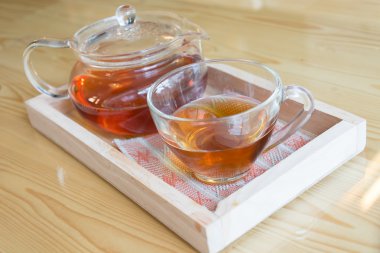 Tahta masada sıcak çay.