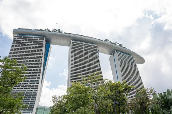 Singapur - 17 Temmuz 2015: Marina Bay Sands Resort Hotel. Ben