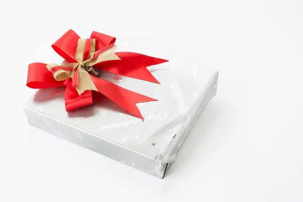 Κουτί δώρου σε λευκό φόντο — Φωτογραφία Αρχείου