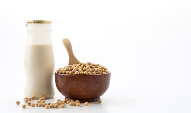 beyaz arkaplanda soya sütü