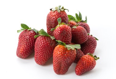 Beyaz arka planda taze çilekler