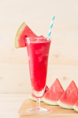 Ahşap arka planda karpuz smoothie