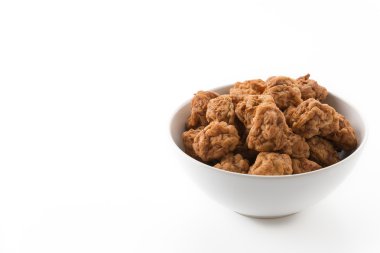 Beyaz arkaplanda karides topu