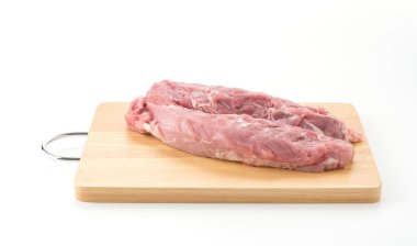 Beyaz arkaplanda domuz filetosu